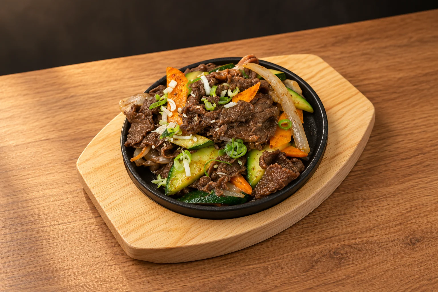 Bœuf et légumes sur une plaque noire avec un support en bois.